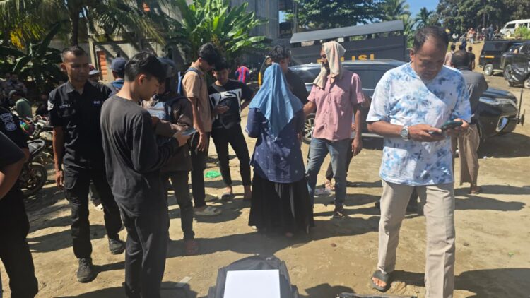 Bidang Teknologi Informasi dan Komunikasi TIK Polda Aceh turun langsung ke lokasi bencana membawa satu unit Starlink untuk memulihkan jaringan komunikasi di Desa Tingkeum Kecamatan Kuta Blang Kabupaten Bireuen pada Minggu 30112025FOTO Humas Polda Aceh