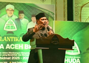 Bupati Aceh Besar H. Muharram Idris menyampaikan sambutan pada pelantikan PW HUDA Kabupaten Aceh Besar yang berlangsung di Dayah Thalibul Huda, Gampong Bayu Lamcot, Kecamatan Darul Imarah, Sabtu (29/11/2025). FOTO/MC ACEH BESAR