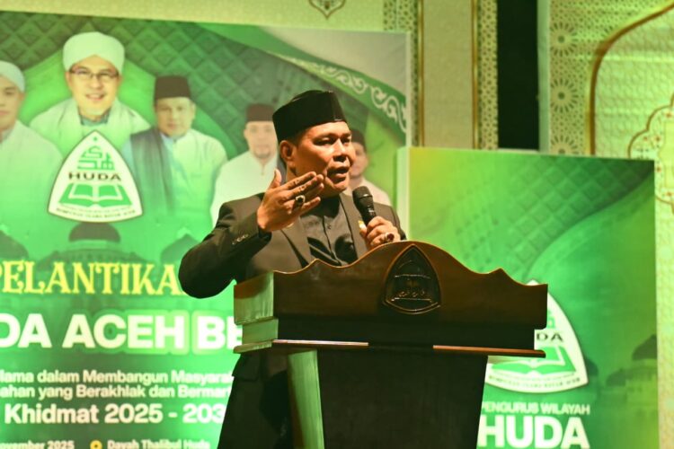 Bupati Aceh Besar H Muharram Idris menyampaikan sambutan pada pelantikan PW HUDA Kabupaten Aceh Besar yang berlangsung di Dayah Thalibul Huda Gampong Bayu Lamcot Kecamatan Darul Imarah Sabtu 29112025 FOTOMC ACEH BESAR