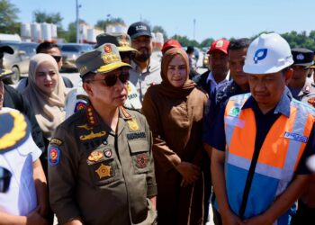 Ketua TP PKK Aceh, Marlina Muzakir, mendampingi Menteri Dalam Negeri (Mendagri) RI, Tito Karnavian, Plt. Kepala Dinas Sosial Aceh Chaidir, S.E., M.M., serta Wali Kota Lhokseumawe, Dr. Sayuti Abubakar, S.H., M.H. saat meninjau kesiapan Pelabuhan Krueng Geukueh, Minggu (30/11/2026)./FOTO: HUMAS