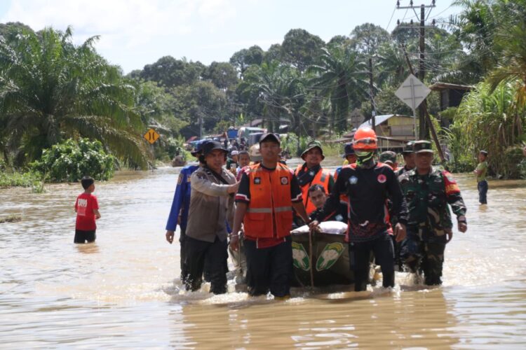 Satuan Tugas Satgas Bencana Kabupaten Aceh Selatan saat melakukan evakuasi terhadap satu jenazah yang terjebak banjir di ruas Jalan Lintas Nasional TapaktuanSubulussalam Minggu 30112025