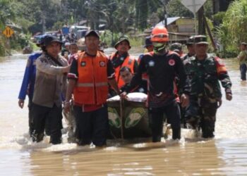 Satuan Tugas Satgas Bencana Kabupaten Aceh Selatan saat melakukan evakuasi terhadap satu jenazah yang terjebak banjir di ruas Jalan Lintas Nasional TapaktuanSubulussalam Minggu 30112025 KETIKKABARcom Satuan Tugas Satgas Bencana Kabupaten Aceh Selatan saat melakukan evakuasi terhadap satu jenazah yang terjebak banjir di ruas Jalan Lintas Nasional TapaktuanSubulussalam Minggu 30112025