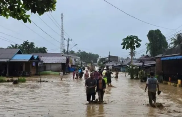 Ratusan rumah terendam banjir di wilayah Tapanuli Tengah Sumut Selasa 25112025 Foto Antara KETIKKABARcom Ratusan rumah terendam banjir di wilayah Tapanuli Tengah Sumut Selasa 25112025 Foto Antara