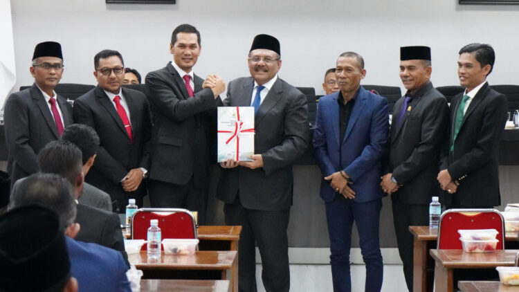 Dewan Perwakilan Rakyat Aceh DPRA menggelar Rapat Paripurna dengan agenda penyampaian Nota Keuangan dan Rancangan Qanun Aceh tentang APBA 2026 Selasa 1810 pukul 1400 WIB di Ruang Serbaguna DPRA KETIKKABARcom Dewan Perwakilan Rakyat Aceh DPRA menggelar Rapat Paripurna dengan agenda penyampaian Nota Keuangan dan Rancangan Qanun Aceh tentang APBA 2026 Selasa 1810 pukul 1400 WIB di Ruang Serbaguna DPRA