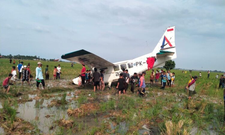 Pesawat jenis Cessna milik BRO Skydive Indonesia dengan nomor registrasi PKWMP terjatuh di area persawahan Kampung Ceplik Desa Kertawaluya Kecamatan Tirtamulya Karawang pada Jumat sore 21 November 2025Foto Ist KETIKKABARcom Pesawat jenis Cessna milik BRO Skydive Indonesia dengan nomor registrasi PK WMP terjatuh di area persawahan Kampung Ceplik Desa Kertawaluya Kecamatan Tirtamulya Karawang pada Jumat sore 21 November 2025Foto Ist