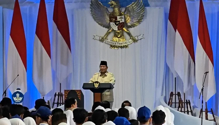smartboardsmpn4bekasipresidenprabowo KETIKKABARcom Presiden Prabowo Subianto saat sambutannya pada acara peluncuran interactive flat panel IFP atau smartboard di SMPN 4 Kota Bekasi Jawa Barat Senin 17 November 2025FotoIst