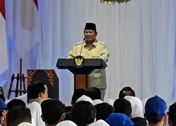 Presiden Prabowo Subianto saat sambutannya pada acara peluncuran interactive flat panel (IFP) atau smartboard di SMPN 4 Kota Bekasi, Jawa Barat, Senin, 17 November 2025./Foto:Ist