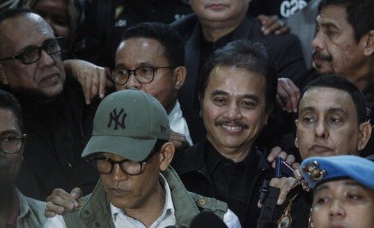 Roy Suryo usai pemeriksaan di Polda Metro JayaFotodetikcomⒸ Hak cipta foto di atas dikembalikan sesungguhnya kepada pemilik foto KETIKKABARcom Roy Suryo usai pemeriksaan di Polda Metro JayaFotodetikcomⒸ Hak cipta foto di atas dikembalikan sesungguhnya kepada pemilik foto