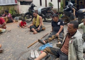 Foto: Wali Kota Sibolga (baju hitam) saat perjalanan menuju Sibolga. (dok istimewa)
