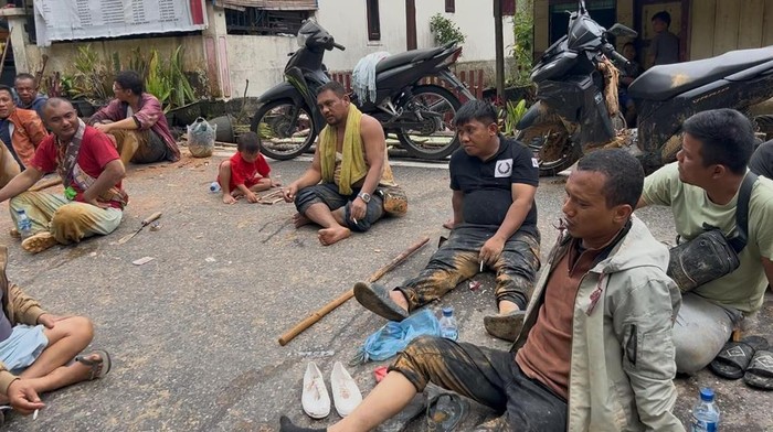 Foto Wali Kota Sibolga baju hitam saat perjalanan menuju Sibolga dok istimewa KETIKKABARcom Foto Wali Kota Sibolga baju hitam saat perjalanan menuju Sibolga dok istimewa
