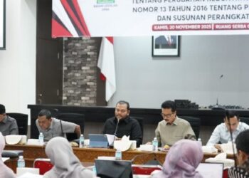Rapat Dengar Pendapat Umum yang digelar Banleg DPRA membahas revisi dua qanun prioritas—Qanun SOTK dan Pengelolaan Barang Milik Aceh—di Ruang Serbaguna DPRA, Kamis (20/11)