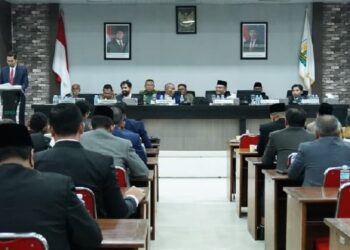 Rapat Paripurna DPRA dengan agenda penyampaian laporan Banggar terhadap Rancangan Qanun APBA 2026 serta jawaban Gubernur Aceh di Ruang Serba Guna, Kamis (27/11)