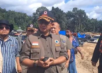 Kepala Badan Nasional Penanggulangan Bencana (BNPB) Suharyanto saat meninjau langsung ke Desa Aek Garoga, Batangtoru, Tapanuli Selatan (Tapsel), Sumatera Utara, pada Minggu, (30/11/2025)