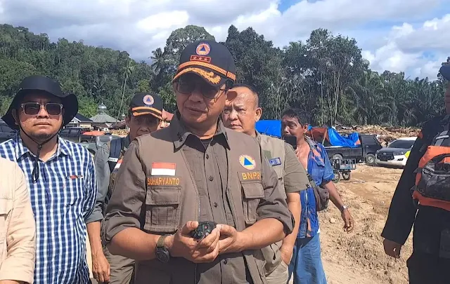 Kepala Badan Nasional Penanggulangan Bencana BNPB Suharyanto saat meninjau langsung ke Desa Aek Garoga Batangtoru Tapanuli Selatan Tapsel Sumatera Utara pada Minggu 30112025 KETIKKABARcom Kepala Badan Nasional Penanggulangan Bencana BNPB Suharyanto saat meninjau langsung ke Desa Aek Garoga Batangtoru Tapanuli Selatan Tapsel Sumatera Utara pada Minggu 30112025
