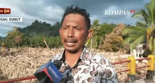 Kepala Desa Anggoli Kabupaten Tapanuli Tengah Sumatera Utara saat diwawancarai wartawan Rabu 3122025 Sumber Tangkapan layar Kompas TV KETIKKABARcom Kepala Desa Anggoli Kabupaten Tapanuli Tengah Sumatera Utara saat diwawancarai wartawan Rabu 3122025 Sumber Tangkapan layar Kompas TV