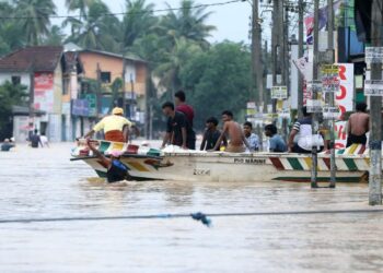 Sejumlah warga dievakuasi dengan perahu saat banjir melanda setelah hujan lebat di pinggiran Kolombo, Sri Lanka, pada 29 November 2025. ANTARA/Xinhua/Ajith Perera