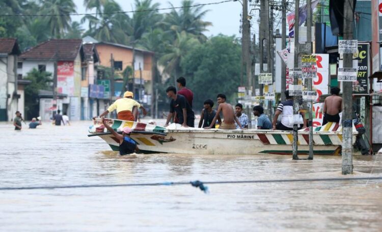 Sejumlah warga dievakuasi dengan perahu saat banjir melanda setelah hujan lebat di pinggiran Kolombo Sri Lanka pada 29 November 2025 ANTARAXinhuaAjith Perera KETIKKABARcom Sejumlah warga dievakuasi dengan perahu saat banjir melanda setelah hujan lebat di pinggiran Kolombo Sri Lanka pada 29 November 2025 ANTARAXinhuaAjith Perera