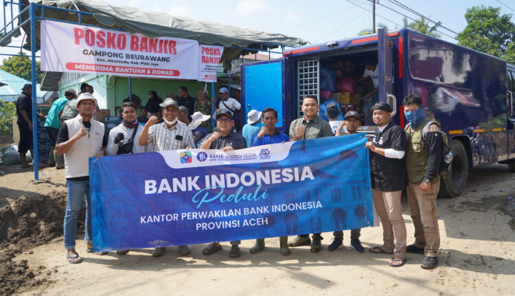 Kantor Perwakilan Bank Indonesia BI Provinsi Aceh bersama Ikatan Pegawai Bank Indonesia IPEBI menyalurkan bantuan kemanusiaan bagi masyarakat yang terdampak banjir di beberapa wilayah di Aceh terutama di Kabupaten Pidie Jaya Aceh Utara dan Aceh Tengah pada Senin 08122025 KETIKKABARcom Kantor Perwakilan Bank Indonesia BI Provinsi Aceh bersama Ikatan Pegawai Bank Indonesia IPEBI menyalurkan bantuan kemanusiaan bagi masyarakat yang terdampak banjir di beberapa wilayah di Aceh terutama di Kabupaten Pidie Jaya Aceh Utara dan Aceh Tengah pada Senin 08122025