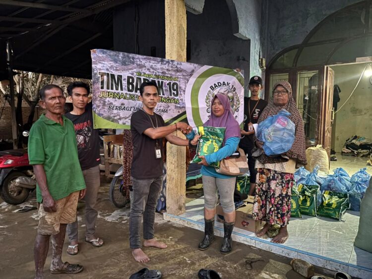 Koordinator Tim Badak19 Mirza Inanda Putra R menyerahkan paket bantuan logistik kepada warga korban bencana banjir di Kampung Durian Aceh Tamiang pada Minggu 21122025 Foto KETIKKABARcom KETIKKABARcom Koordinator Tim Badak 19 Mirza Inanda Putra R menyerahkan paket bantuan logistik kepada warga korban bencana banjir di Kampung Durian Aceh Tamiang pada Minggu 21122025 Foto KETIKKABARcom