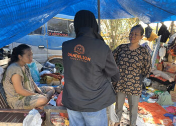 Tim Dandelion Foundation saat mendengar keluhan dan kebutuhan para pengungsi serta menyalurkan bantuan di wilayah terisolir Aceh Tamiang, Rabu (10/12/2025). Foto creadit by Dandelion Foundation.