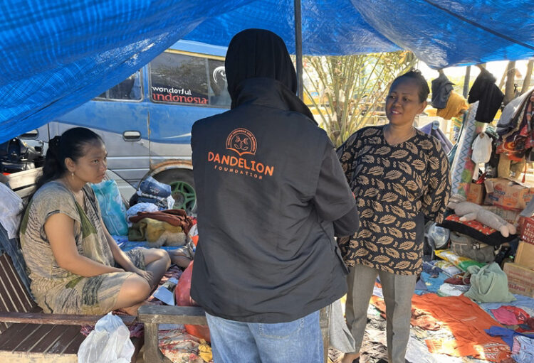 Tim Dandelion Foundation saat mendengar keluhan dan kebutuhan para pengungsi serta menyalurkan bantuan di wilayah terisolir Aceh Tamiang Rabu 10122025 Foto creadit by Dandelion Foundation