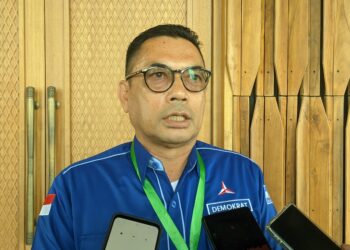 Pelaksana Tugas (Plt) Ketua DPD Partai Demokrat Aceh, HT Ibrahim, ST.,M.M., saat konferensi pers di The Pade Hotel, Aceh Besar, Sabtu, 27/12/2025. (FOTO: KETIKKABAR.com/Mirja)
