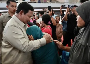 Presiden Prabowo Subianto saat berinteraksi dengan warga terdampak bencana Sumatera di Tapanuli Tengah, Sumatera Utara, pada hari Senin, 1 Desember 2025. [Foto: Cahyo/BP Setpres]