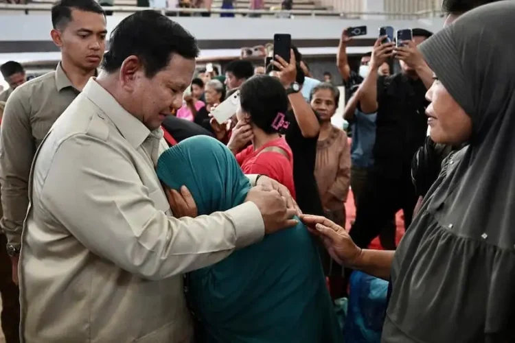 Presiden Prabowo Subianto saat berinteraksi dengan warga terdampak bencana Sumatera di Tapanuli Tengah Sumatera Utara pada hari Senin 1 Desember 2025 Foto CahyoBP Setpres KETIKKABARcom Presiden Prabowo Subianto saat berinteraksi dengan warga terdampak bencana Sumatera di Tapanuli Tengah Sumatera Utara pada hari Senin 1 Desember 2025 Foto CahyoBP Setpres