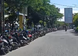 Sejumlah warga terlihat mengantre panjang di SPBU Lamnyong Banda Aceh pada Selasa 2122025 FOTO Tangkap LayarKETIKKABARcom KETIKKABARcom Sejumlah warga terlihat mengantre panjang di SPBU Lamnyong Banda Aceh pada Selasa 2122025 FOTO Tangkap LayarKETIKKABARcom