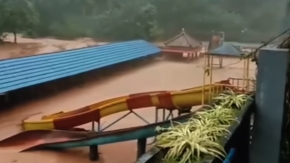 Bencana banjir kembali melanda sejumlah wilayah di Kabupaten Bandung setelah hujan berintensitas tinggi mengguyur sejak Kamis sore 4122025 FOTO Tangkap Layar Youtube KETIKKABARcom Bencana banjir kembali melanda sejumlah wilayah di Kabupaten Bandung setelah hujan berintensitas tinggi mengguyur sejak Kamis sore 4122025 FOTO Tangkap Layar Youtube