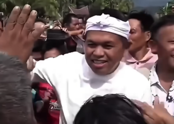 Gubernur Jawa Barat, Dedi Mulyadi saat mengunjungi korban banjir di Sumatera Barat, pada Jumat 05/12/2025. / FOTO: Tangkap Layar Youtube