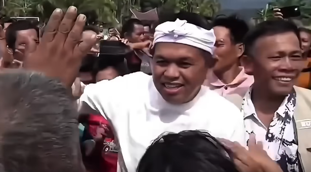 Gubernur Jawa Barat Dedi Mulyadi saat mengunjungi korban banjir di Sumatera Barat pada Jumat 05122025 FOTO Tangkap Layar Youtube KETIKKABARcom Gubernur Jawa Barat Dedi Mulyadi saat mengunjungi korban banjir di Sumatera Barat pada Jumat 05122025 FOTO Tangkap Layar Youtube