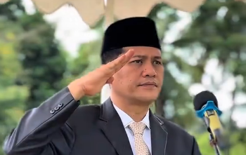Bupati Aceh Selatan, H. Mirwan MS, bertindak sebagai Inspektur Upacara pada peringatan Hari Guru Nasional dan HUT PGRI ke-80/FOTO: Tangkap Layar Tiktok_@hajimirwanofficial