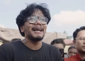 Influencer Ferry Irwandi yang membagikan bantuan logistik ke korban yang terdampak banjir di Aceh Tamiang/ FOTO: Tangkap Layar Youtube