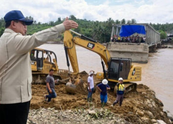 Presiden Prabowo Subianto meninjau pembangunan Jembatan Bailey Teupin Mane, ruas vital penghubung Bireuen-Takengon di Kabupaten Bireuen, Provinsi Aceh, Minggu, 7 Desember 2025. Foto: BPMI Setpres/Rusman