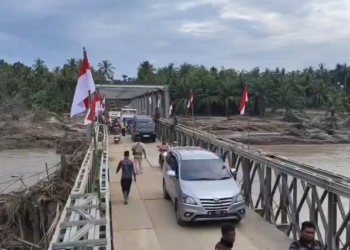 Prajurit Kodam Iskandar Muda dari Satuan Batalyon Zeni Tempur 16/Dhika Anoraga (Yonzipur 16/DA) bersama Kementerian Pekerjaan Umum (PU) berhasil merampungkan pembangunan Jembatan Teupin Redeup di Kecamatan Peusangan Selatan, Kabupaten Bireuen, Kamis, 18/12/2025.