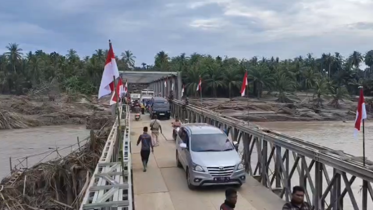 Prajurit Kodam Iskandar Muda dari Satuan Batalyon Zeni Tempur 16Dhika Anoraga Yonzipur 16DA bersama Kementerian Pekerjaan Umum PU berhasil merampungkan pembangunan Jembatan Teupin Redeup di Kecamatan Peusangan Selatan Kabupaten Bireuen Kamis 18122025 KETIKKABARcom Prajurit Kodam Iskandar Muda dari Satuan Batalyon Zeni Tempur 16Dhika Anoraga Yonzipur 16DA bersama Kementerian Pekerjaan Umum PU berhasil merampungkan pembangunan Jembatan Teupin Redeup di Kecamatan Peusangan Selatan Kabupaten Bireuen Kamis 18122025