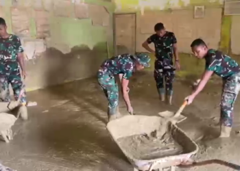 Prajurit Yonif TP 857/Gana Gajahsora (GG) Kodam Iskandar Muda (Kodam IM) sedang membersihkan ruang kelas di Kabupaten Aceh Tamiang pascabencana banjir dan tanah longsor, Senin (29/12).