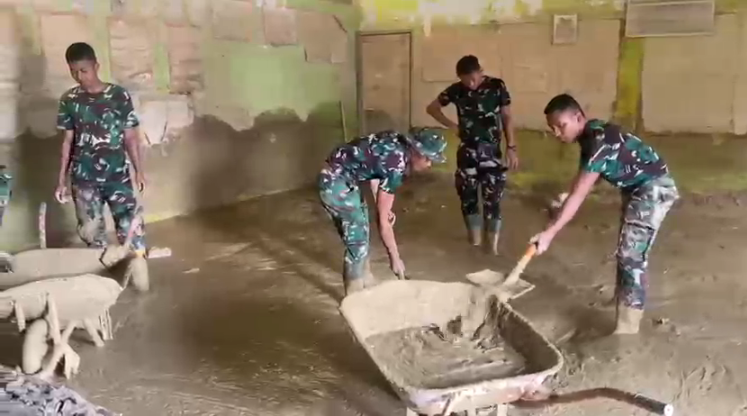 Prajurit Yonif TP 857Gana Gajahsora GG Kodam Iskandar Muda Kodam IM sedang membersihkan ruang kelas di Kabupaten Aceh Tamiang pascabencana banjir dan tanah longsor Senin 2912 KETIKKABARcom Prajurit Yonif TP 857Gana Gajahsora GG Kodam Iskandar Muda Kodam IM sedang membersihkan ruang kelas di Kabupaten Aceh Tamiang pascabencana banjir dan tanah longsor Senin 2912