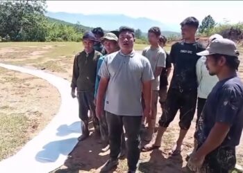 Warga Desa Serule, Kecamatan Bintang, Kabupaten Aceh Tengah, secara swadaya membangun landasan helipad sederhana, pada Senin, 1/12/2025