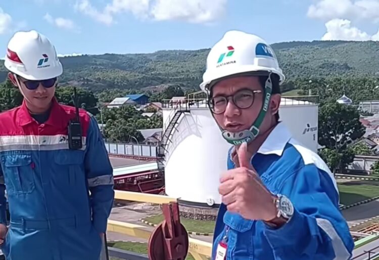 Ketua DPRK Banda Aceh Irwansyah saat melakukan pengecekan di Terminal BBM Krueng Raya pada Selasa 02122025 FOTO Tangkap Layar Instagram KETIKKABARcom Ketua DPRK Banda Aceh Irwansyah saat melakukan pengecekan di Terminal BBM Krueng Raya pada Selasa 02122025 FOTO Tangkap Layar Instagram