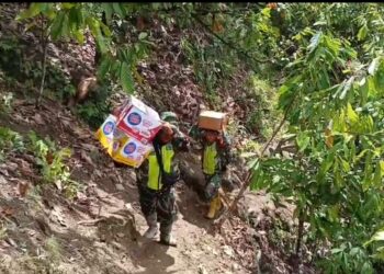 Prajurit TNI dari Kodim 0108/Agara, di bawah komando Kodam Iskandar Muda (Kodam IM), berhasil menembus medan berat pegunungan untuk menyalurkan bantuan logistik kepada warga Desa Rumah Bundar, Kecamatan Ketambe, Kabupaten Aceh Tenggara, pada Selasa (09/12/2025)/ FOTO: HUMAS KODAM IM
