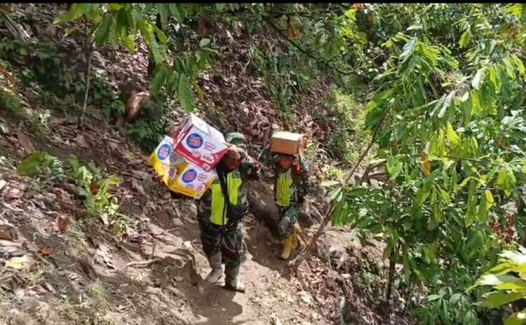 Prajurit TNI dari Kodim 0108Agara di bawah komando Kodam Iskandar Muda Kodam IM berhasil menembus medan berat pegunungan untuk menyalurkan bantuan logistik kepada warga Desa Rumah Bundar Kecamatan Ketambe Kabupaten Aceh Tenggara pada Selasa 09122025 FOTO HUMAS KODAM IM