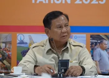 Presiden Prabowo Subianto dalam rapat koordinasi penanganan bencana se-Sumatera di Lanud Sultan Iskandar Muda, Aceh Besar, pada Minggu, 7/12/2025.