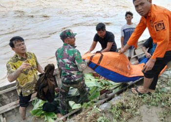Tim Gabungan saat Mengevakuasi Korban Banjir dan Longsor di Aceh, pada Senin, 1/12/2025