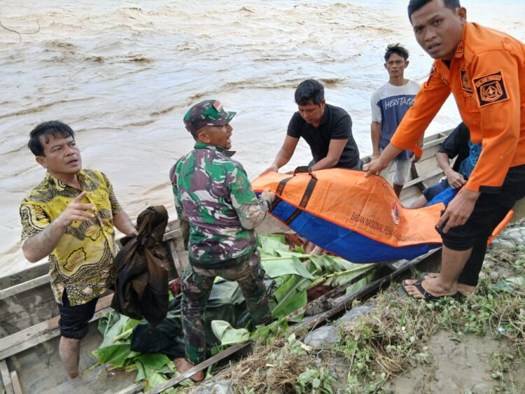 Tim Gabungan saat Mengevakuasi Korban Banjir dan Longsor di Aceh pada Senin 1122025 KETIKKABARcom Tim Gabungan saat Mengevakuasi Korban Banjir dan Longsor di Aceh pada Senin 1122025