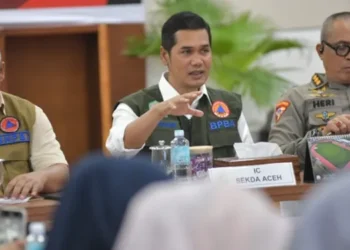 Sekda Aceh, M. Nasir Bersama Deputi Bidang Rehabilitasi dan Rekonstruksi BNPB, Jarwansah serta instansi terkait Rapat Koordinasi dan Evaluasi harian di Posko tanggap darurat pemerintah aceh, Potensi Daerah, Kantor Gubernur Aceh, Minggu (30/11/2025). FOTO/Humas Aceh