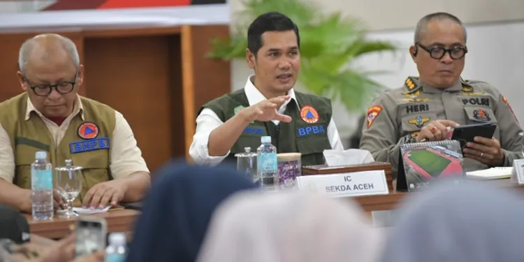 Sekda Aceh M Nasir Bersama Deputi Bidang Rehabilitasi dan Rekonstruksi BNPB Jarwansah serta instansi terkait Rapat Koordinasi dan Evaluasi harian di Posko tanggap darurat pemerintah aceh Potensi Daerah Kantor Gubernur Aceh Minggu 30112025 FOTOHumas Aceh KETIKKABARcom Sekda Aceh M Nasir Bersama Deputi Bidang Rehabilitasi dan Rekonstruksi BNPB Jarwansah serta instansi terkait Rapat Koordinasi dan Evaluasi harian di Posko tanggap darurat pemerintah aceh Potensi Daerah Kantor Gubernur Aceh Minggu 30112025 FOTOHumas Aceh
