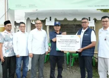 CEO BSI, Anggoro Eko Cahyo,(tiga dari kanan) menyerahkan bantuan Rp100 Jt kepada Rektor UIN Ar-Raniry Prof Dr Mujiburrahman MAg di Posko Ar-Raniry Peduli, papa Minggu (30/11/2025).