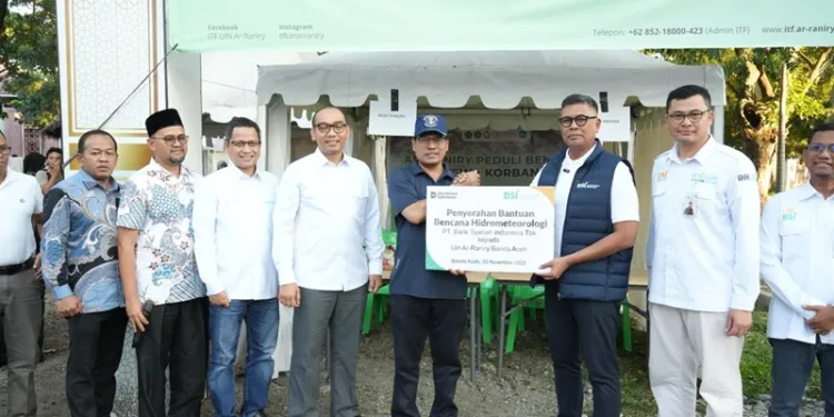 CEO BSI Anggoro Eko Cahyotiga dari kanan menyerahkan bantuan Rp100 Jt kepada Rektor UIN ArRaniry Prof Dr Mujiburrahman MAg di Posko ArRaniry Peduli papa Minggu 30112025 KETIKKABARcom CEO BSI Anggoro Eko Cahyotiga dari kanan menyerahkan bantuan Rp100 Jt kepada Rektor UIN Ar Raniry Prof Dr Mujiburrahman MAg di Posko Ar Raniry Peduli papa Minggu 30112025